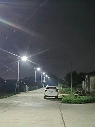 重慶忠縣的林總為村民安裝新農村太陽能路燈