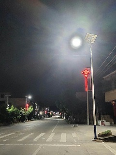 太陽能路燈：以光控應天色，以時控遵節律，以遙控便生活