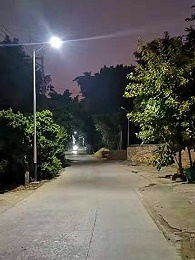 廣東連州雙路段剛裝百盞太陽能路燈照亮，給你暗夜里找尋回家路!