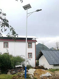 海南大里村裝上太陽能路燈 處理村民出行生產制造難題