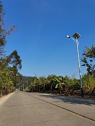 偏僻鄉村裝上太陽能路燈 盞盞路燈照亮村民回家路