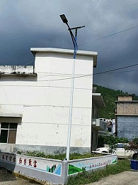 貼心LED太陽能路燈點亮村民夜里出行路