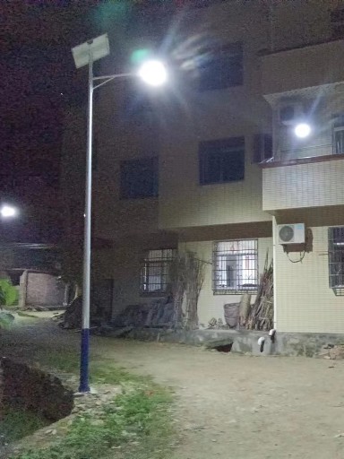 太陽能路燈：光控感知明暗，時控執掌節律，遙控一鍵隨心