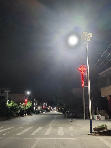 太陽能路燈：以光控應天色，以時控遵節律，以遙控便生活
