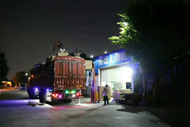 南德太陽能_太陽能路燈晚上裝車圖_太陽能路燈生產廠家